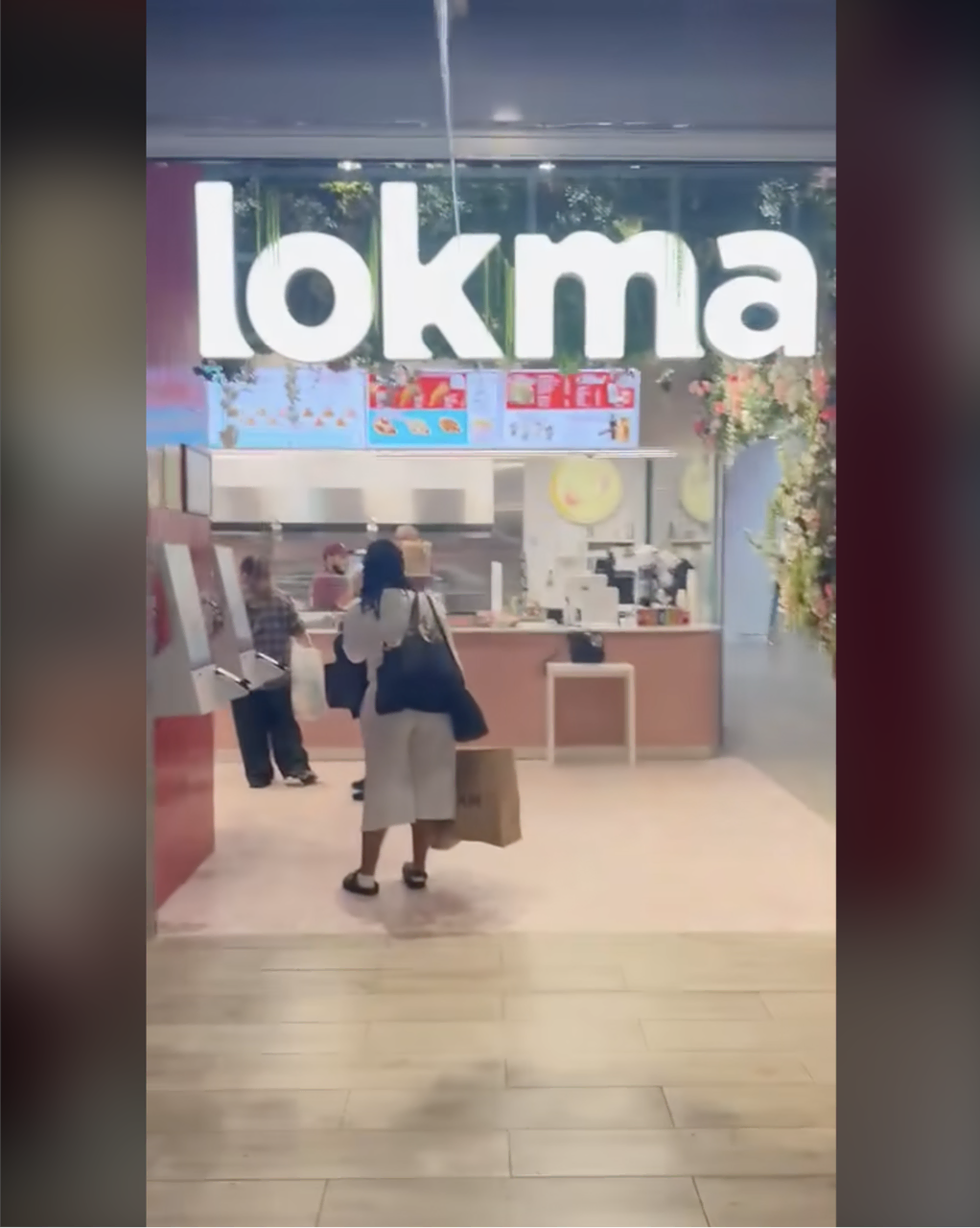 boutique lokma lumineuse avec comptoir et clients