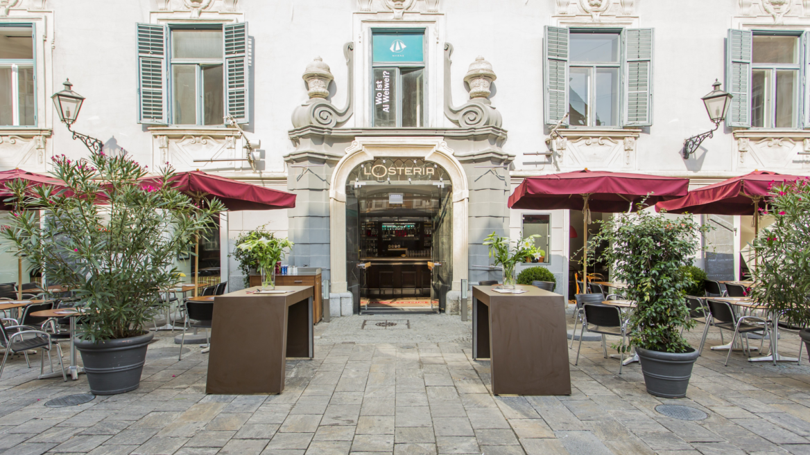 losteria: eleganter restaurant hofeingang mit terrasse