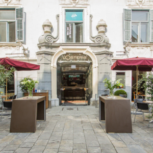 losteria: eleganter restaurant hofeingang mit terrasse