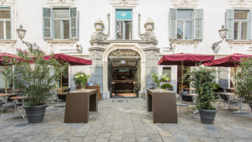 losteria: eleganter restaurant hofeingang mit terrasse
