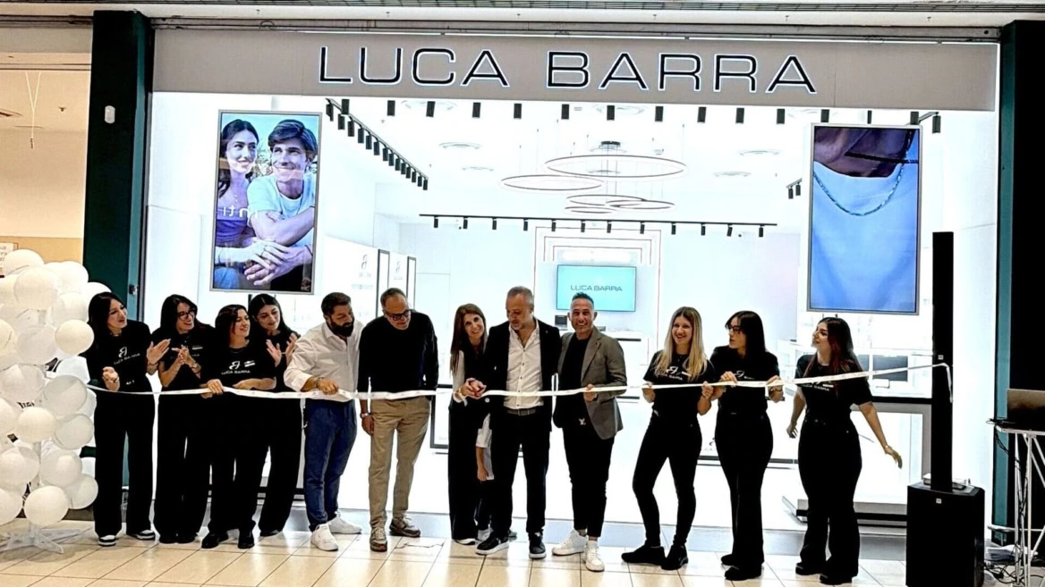 inaugurazione boutique luca barra con nastro e palloncini