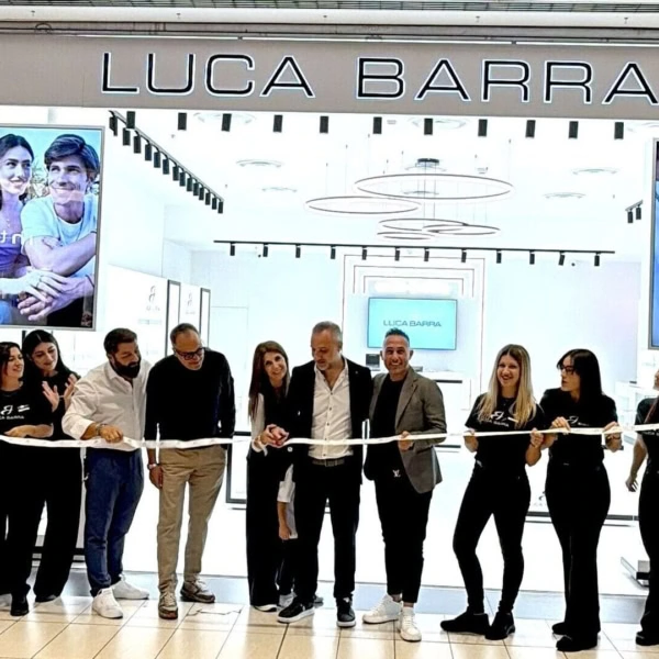 inaugurazione boutique luca barra con nastro e palloncini