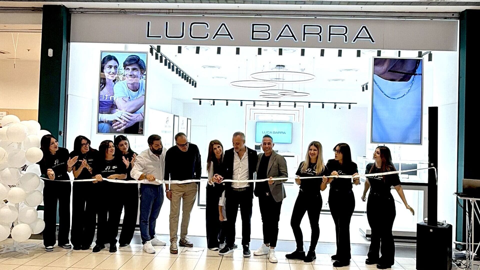 inaugurazione boutique luca barra con nastro e palloncini