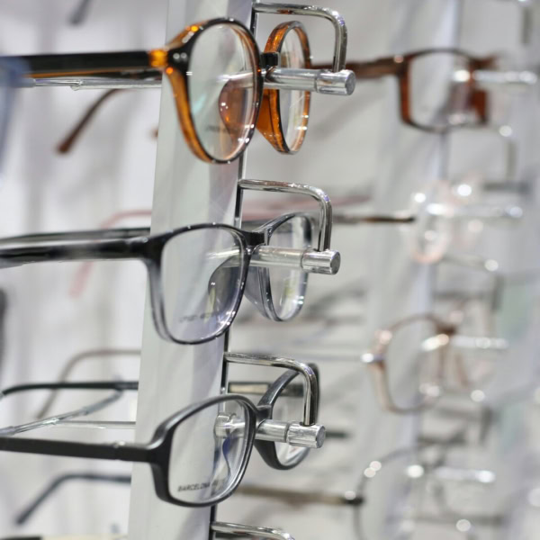 lunettes sur présentoir d’optique moderne
