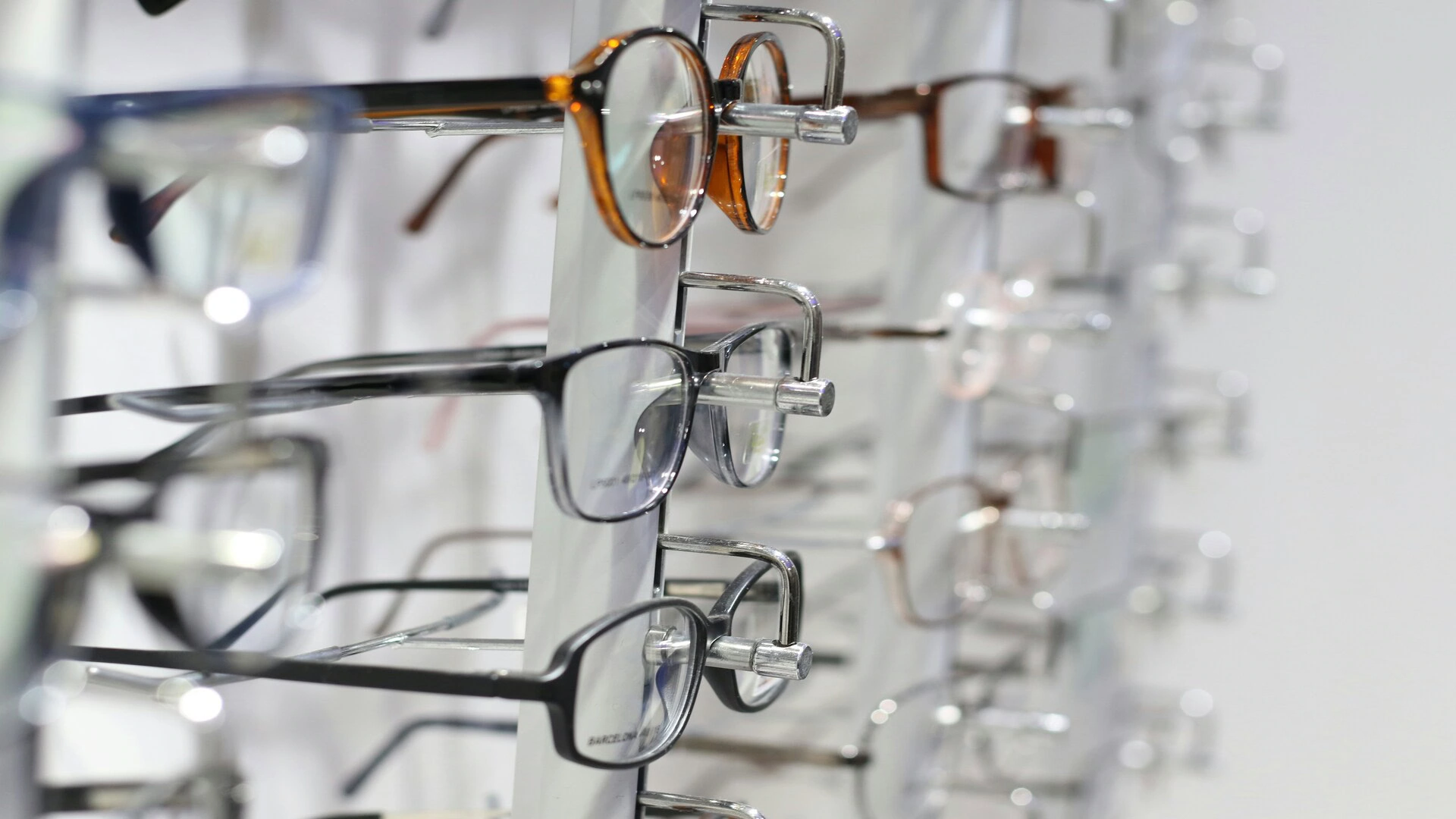lunettes sur présentoir d’optique moderne