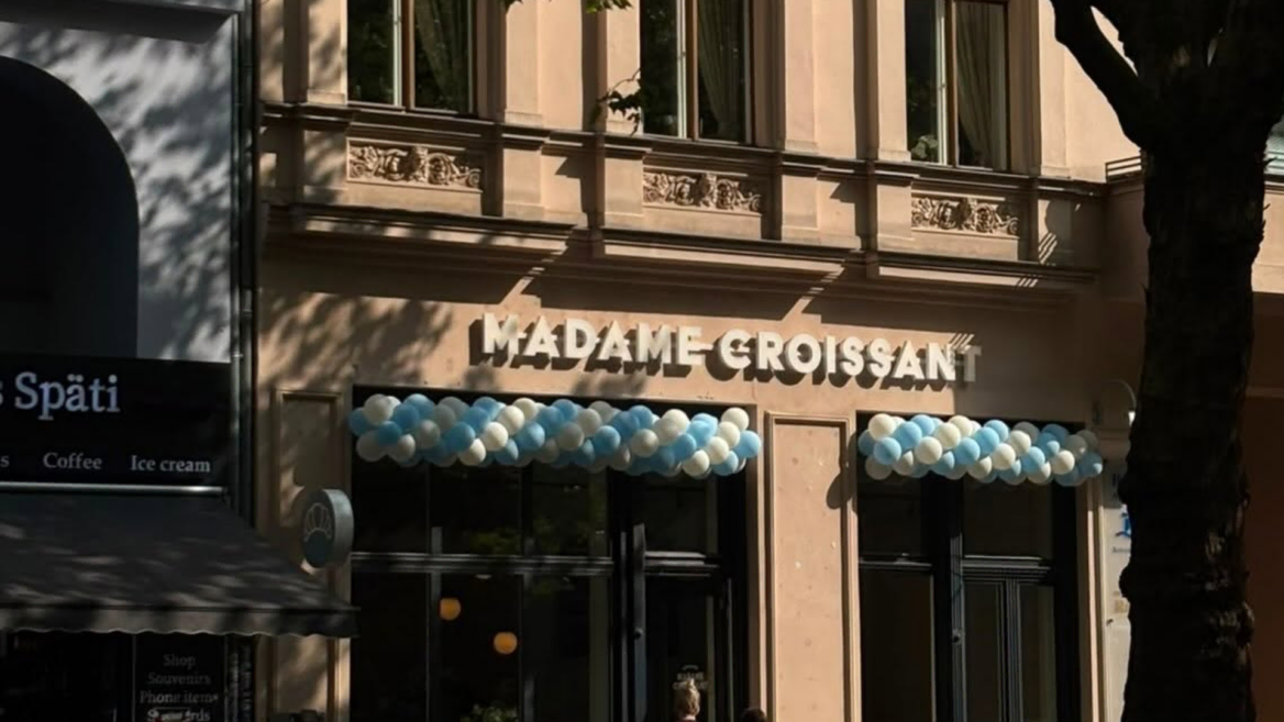 madame croissant: façade ensoleillée et ballons festifs