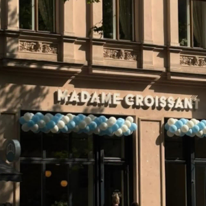 madame croissant: façade ensoleillée et ballons festifs