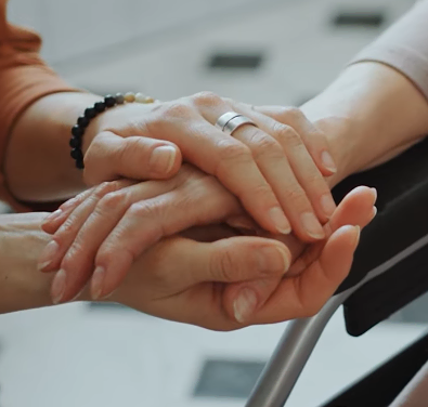 mains superposées : soutien et solidarité