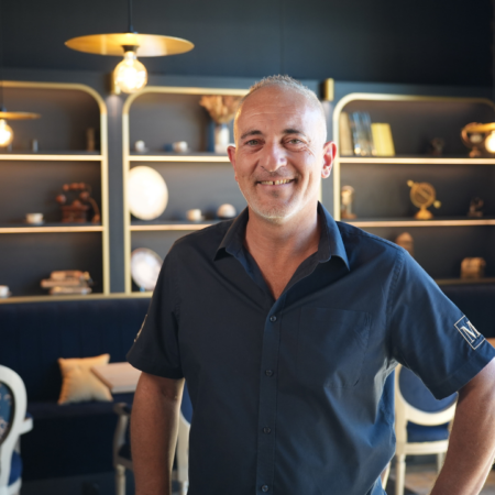 homme souriant dans un café moderne Élégant