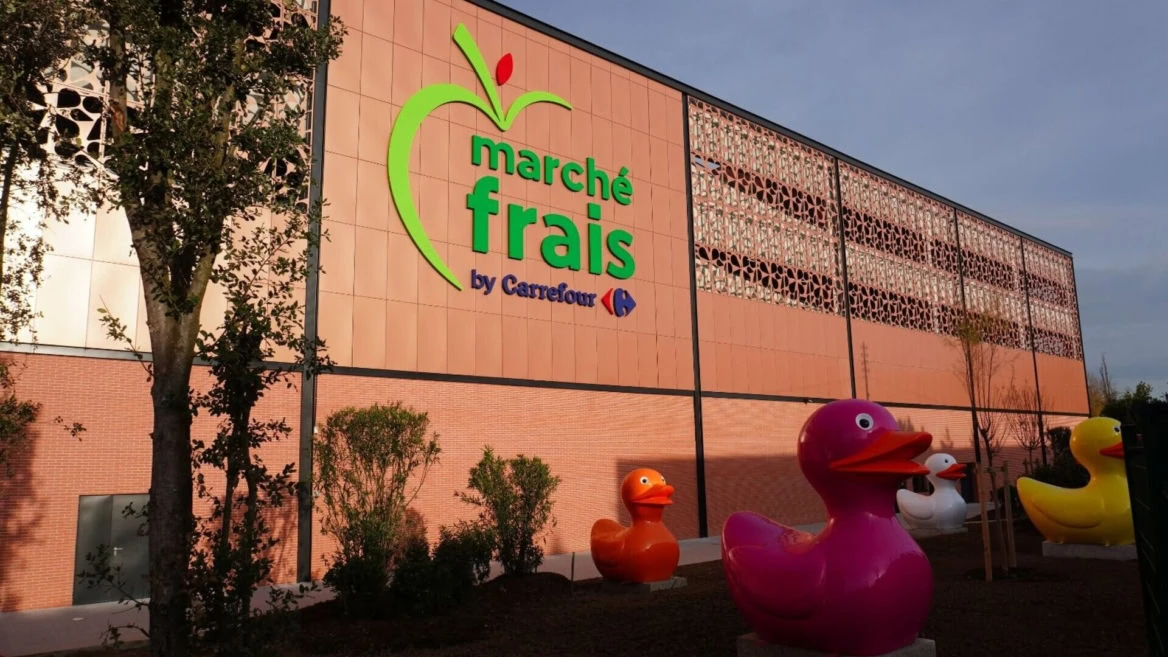 marché frais carrefour : façade et canards colorés