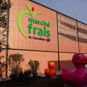 marché frais carrefour : façade et canards colorés