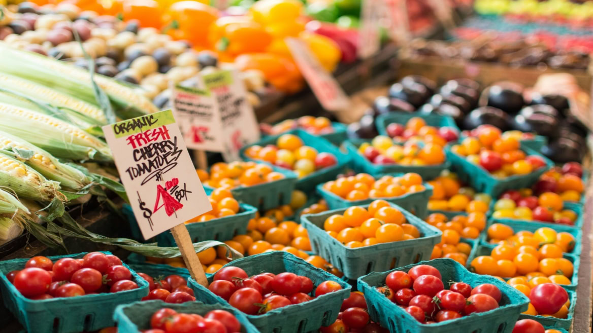 marché bio : tomates cerises et maïs frais