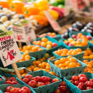 marché bio : tomates cerises et maïs frais