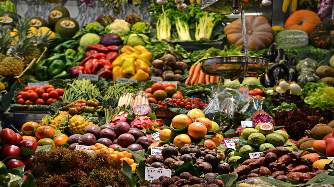 marché de fruits et légumes colorés et abondants