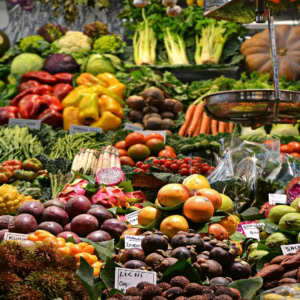 marché de fruits et légumes colorés et abondants