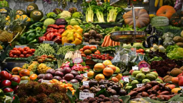 marché de fruits et légumes colorés et abondants