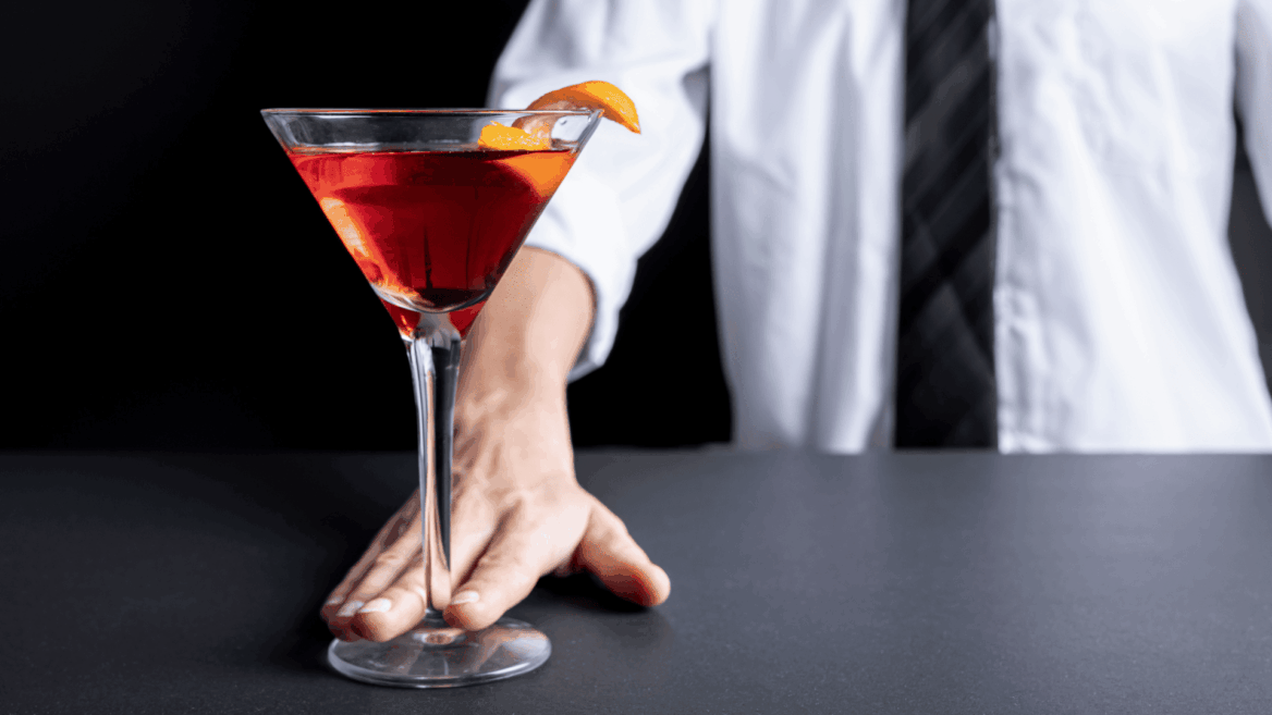 cóctel martini rojo con twist de naranja