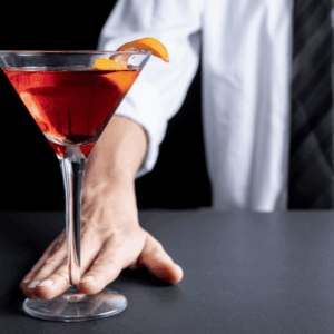 cóctel martini rojo con twist de naranja