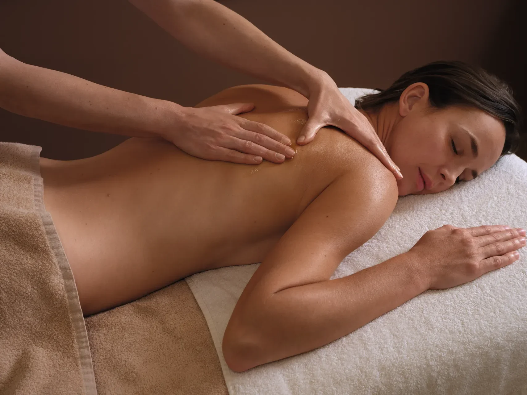 masaje relajante de espalda en spa