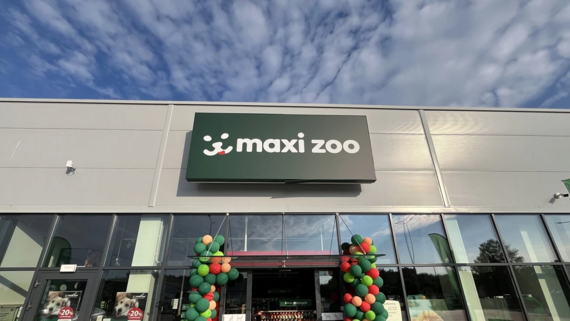 façade maxi zoo avec entrée décorée