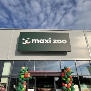 façade maxi zoo avec entrée décorée
