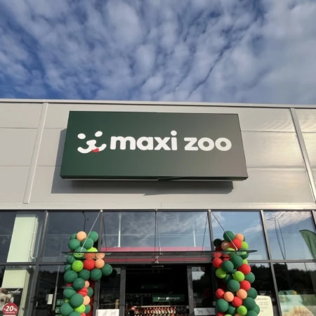 façade maxi zoo avec entrée décorée