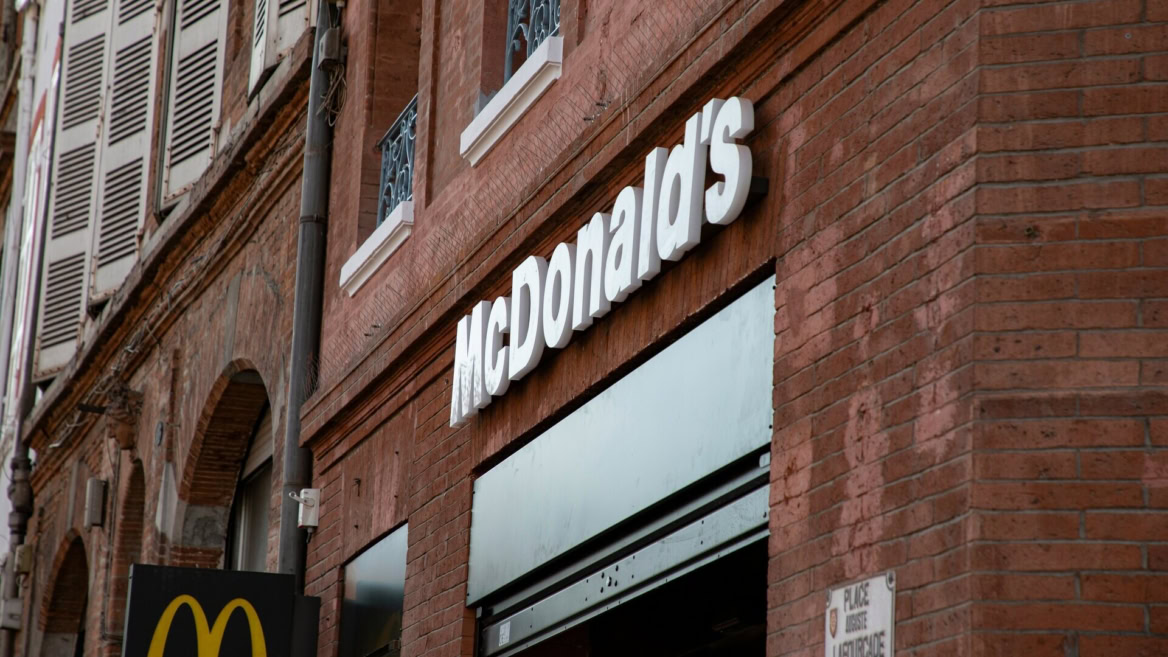 mcdonald’s en brique rouge, façade urbaine ancienne