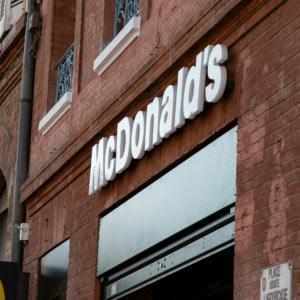 mcdonald’s en brique rouge, façade urbaine ancienne