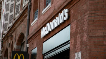 mcdonald’s en brique rouge, façade urbaine ancienne