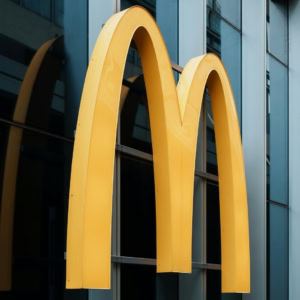 logo mcdonald’s sur façade moderne en verre et métal
