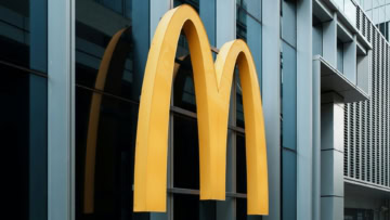 logo mcdonald’s sur façade moderne en verre et métal