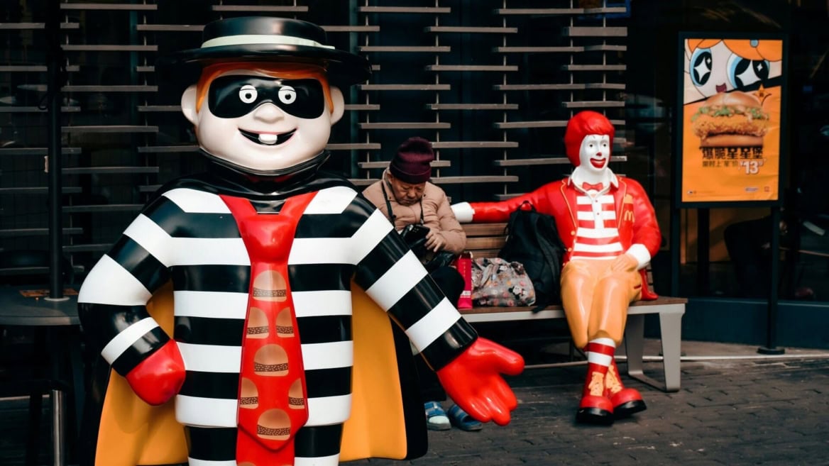 statue mcdonald’s colorate con cliente seduto