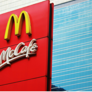mccafé schild von mcdonald’s an moderner fassade