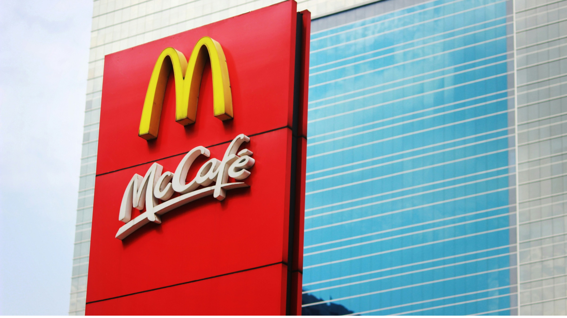 mccafé schild von mcdonald’s an moderner fassade