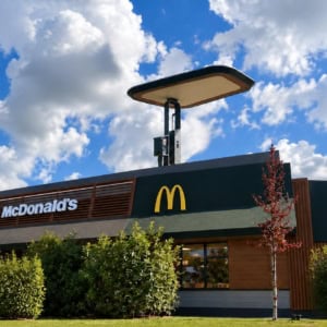 mcdonald’s moderne sous ciel bleu ensoleillé
