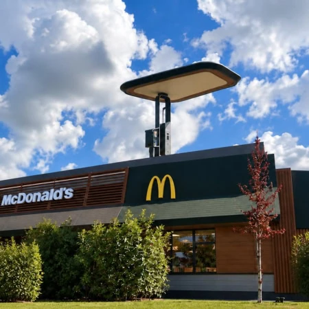 mcdonald’s moderne sous ciel bleu ensoleillé