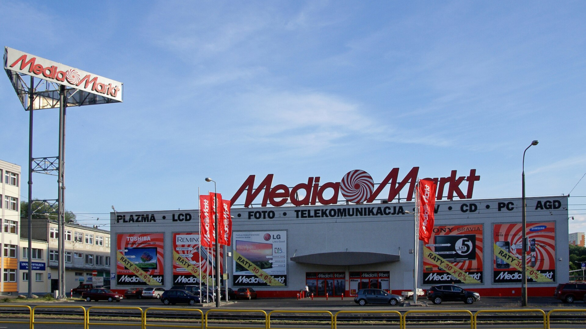 mediamarkt fachmarkt außenansicht mit werbebannern