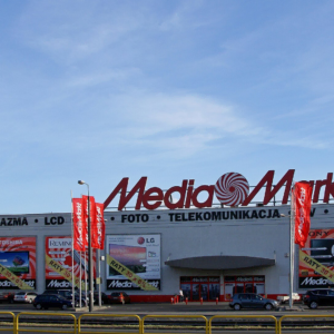 mediamarkt fachmarkt außenansicht mit werbebannern