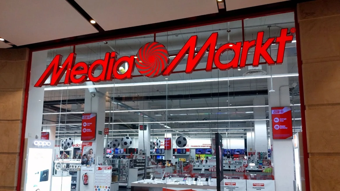 entrée mediamarkt : façade vitrée du magasin Électronique