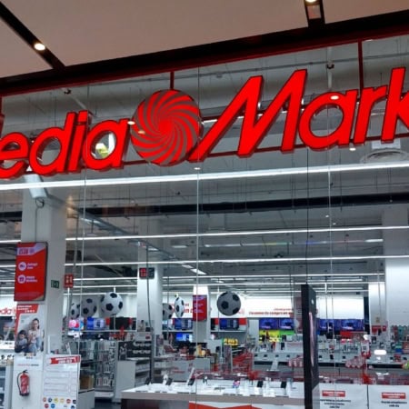 entrée mediamarkt : façade vitrée du magasin Électronique