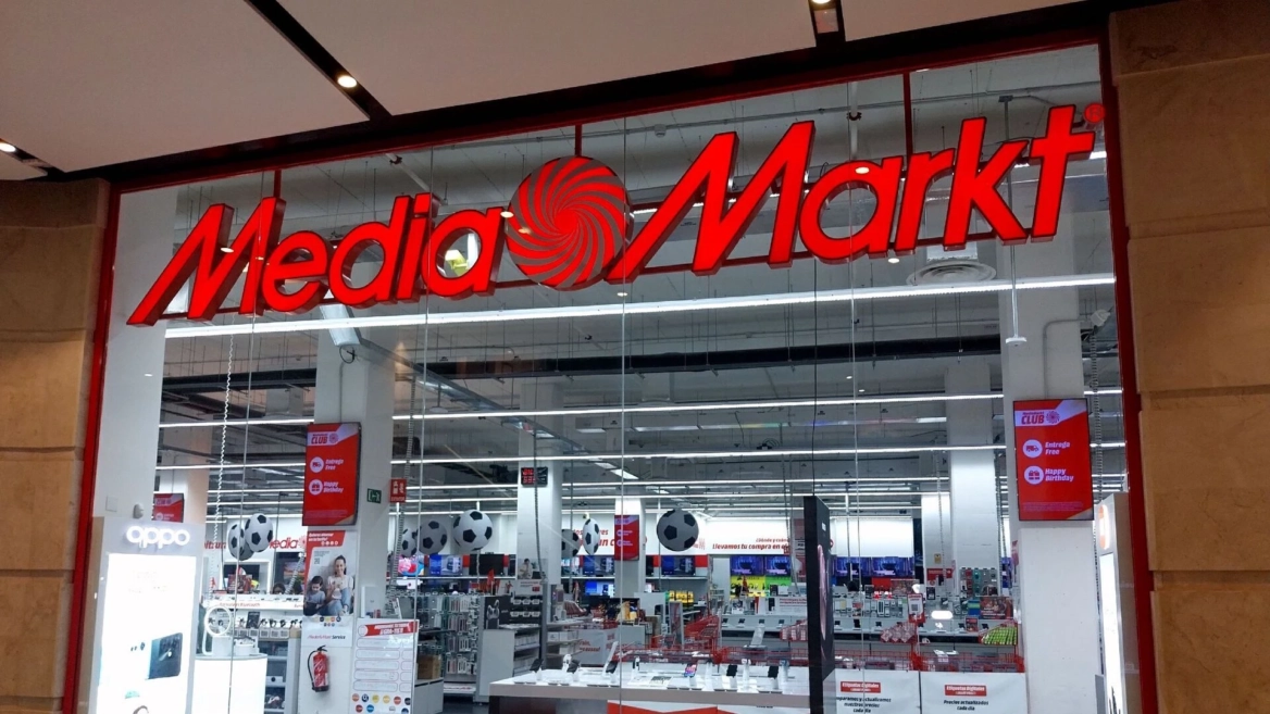 vetrina mediamarkt con negozio di elettronica moderno
