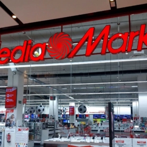 vetrina mediamarkt con negozio di elettronica moderno