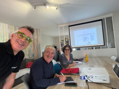 réunion d’Équipe en salle avec projecteur