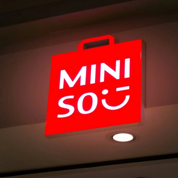 enseigne miniso rouge suspendue au plafond