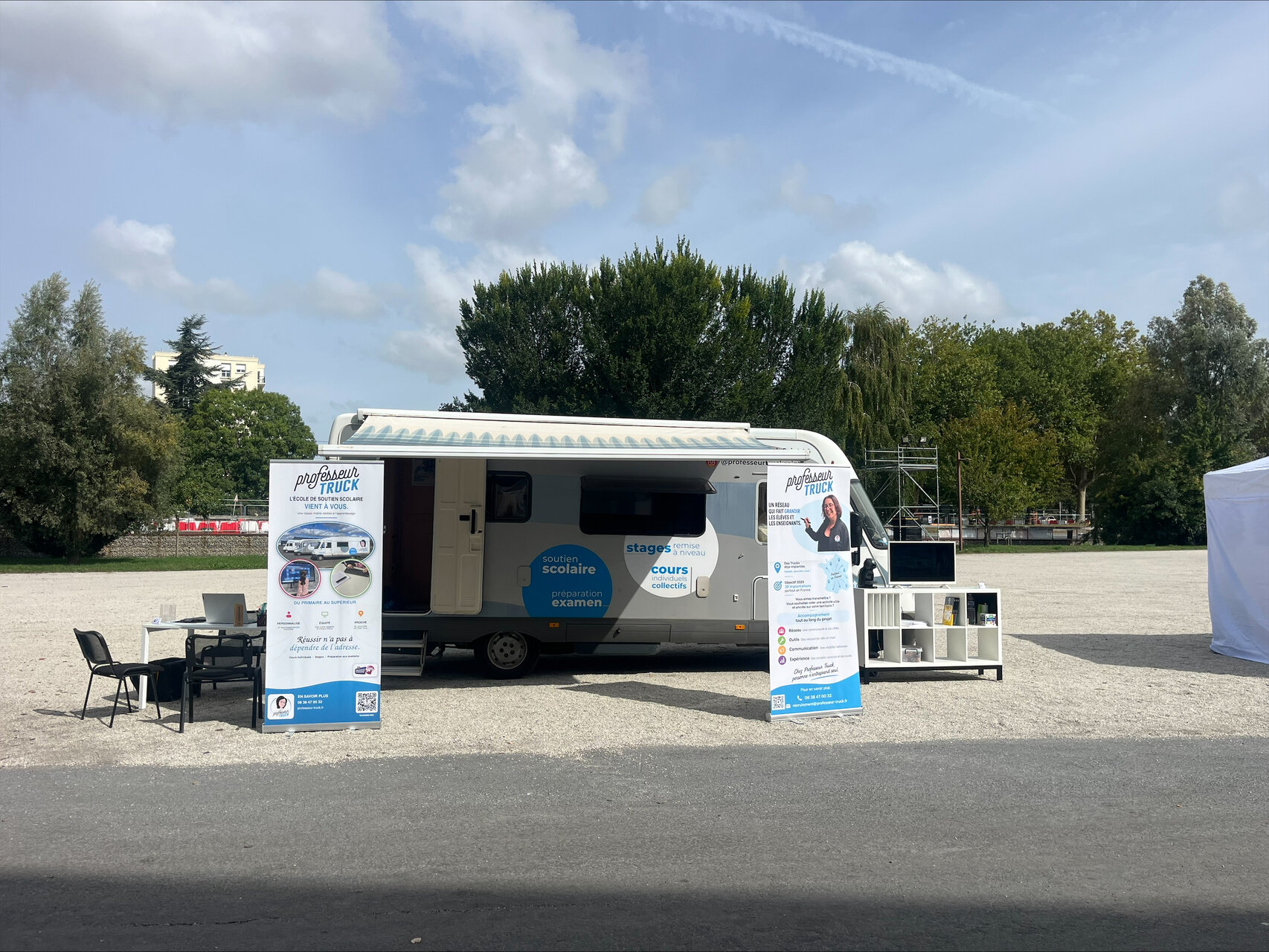 camion professeur truck de soutien scolaire en plein air