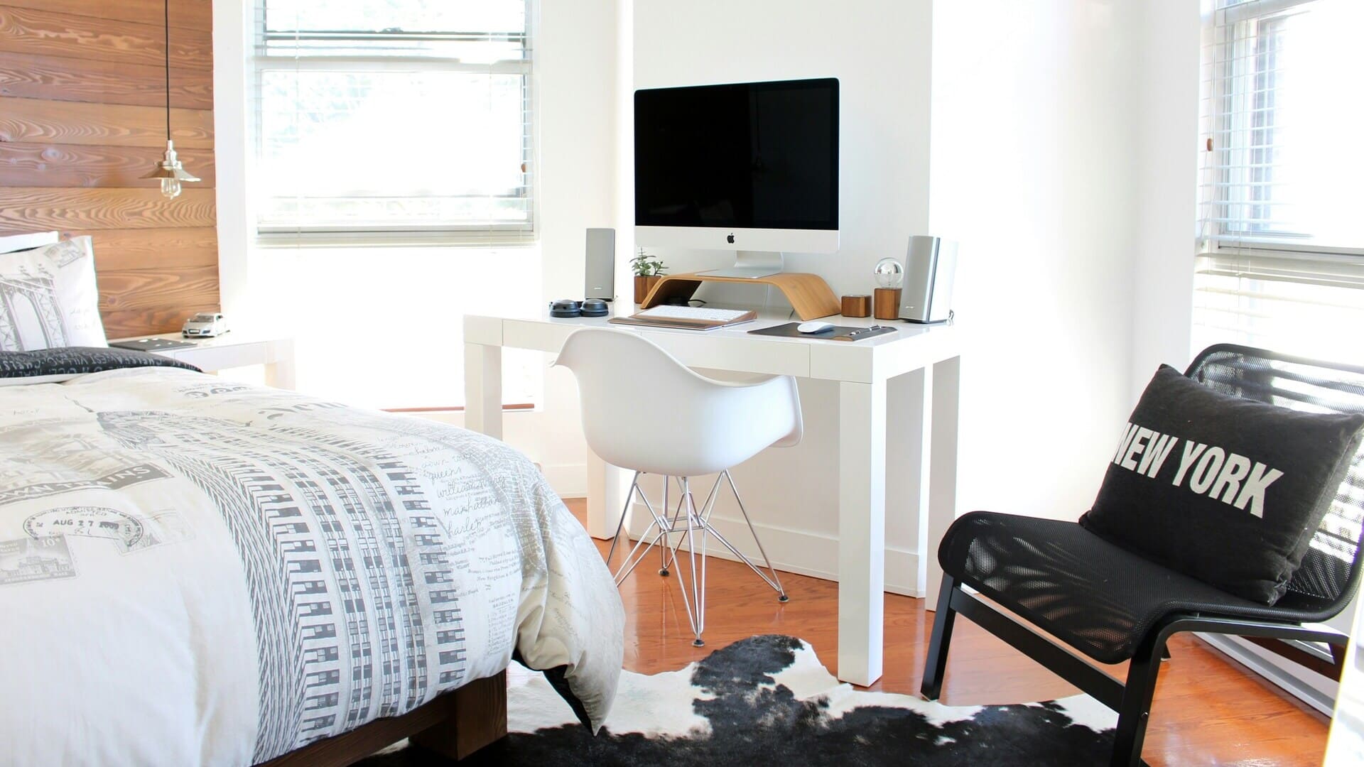 camera moderna con vista new york e scrivania imac