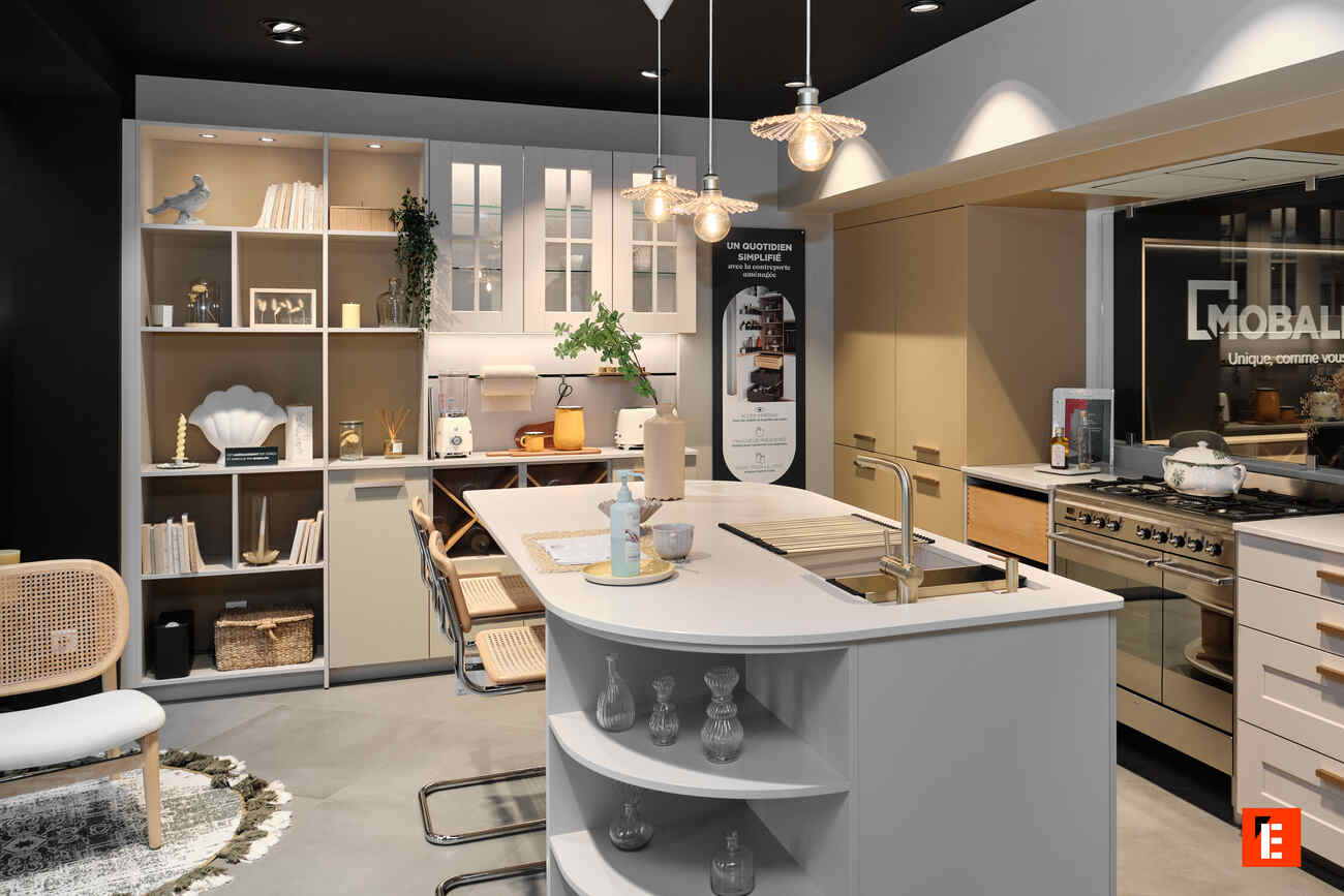 cuisine showroom moderne avec Îlot central design