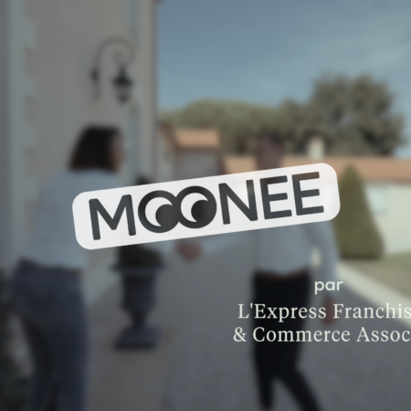 logo moonee en extérieur, ambiance résidentielle floue