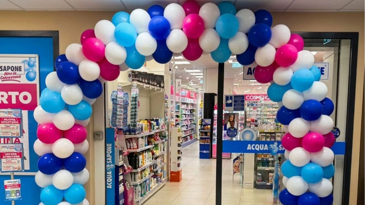ingresso acqua sapone con arco di palloncini