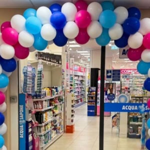 ingresso acqua sapone con arco di palloncini